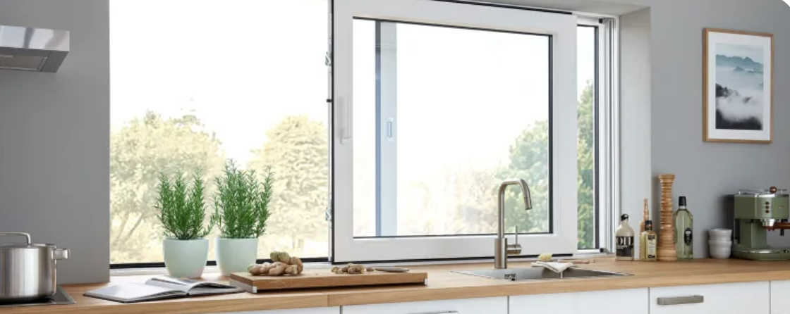 Ventana corredera de PVC blanca en una cocina luminosa